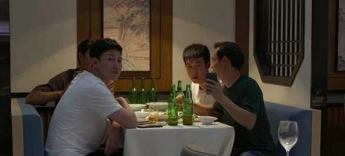 娱乐圈里两个男人吃瓜,是友情还是另有隐情？